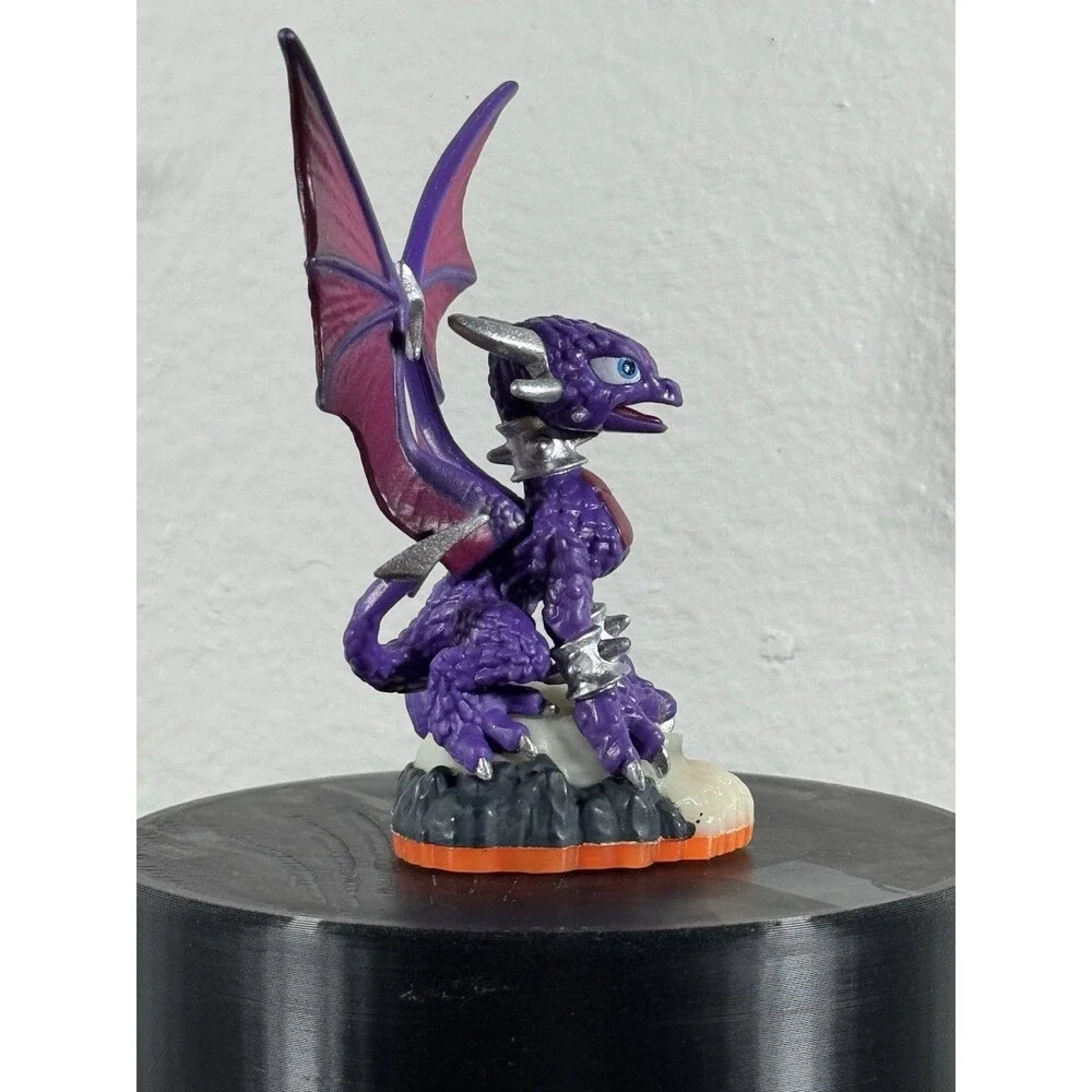 Series 2 Cynder Skylanders Giants Undead Figure Activision